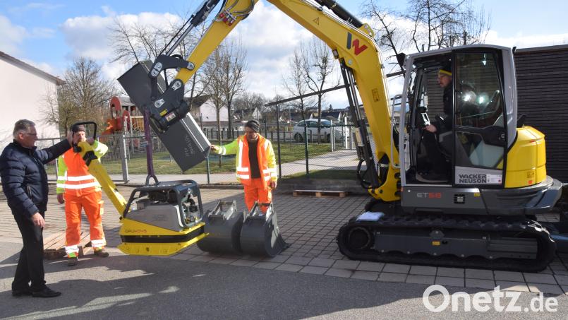&quot;Wir können uns nun selbst helfen&quot;, freut sich Bürgermeister Josef Hammer bei der Anlieferung des neuen Baggers für den Bauhof Irchenrieth. Bild: fz