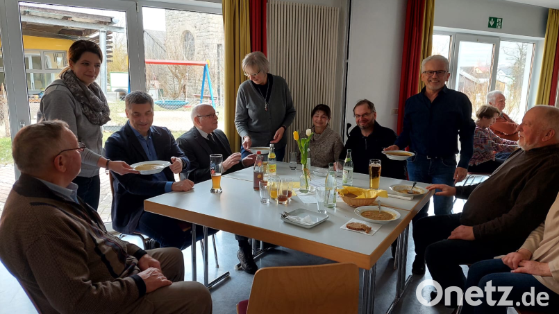 Leckere Kartoffelsuppe servieren Alfred Wulfänger, Andrea Leicht und Sonja Lehner (stehend von rechts) den beiden Pfarrern Thomas Stohldreier, Andreas Hanauer und Bürgermeister Markus Ziegler. sowie 80 Gästen. Bild: fz