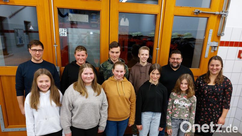 Die Jugendfeuerwehr steht unter neuer Führung. Im Bild (vorne, von links) Hanna Melzner, Hanna Etterer, Maria Etterer, Marlene Schlicht und Magdalena Scherm sowie (hinten, von links) Jugendwart Andreas Schlicht, Julian Etterer, Lukas Schlicht, Hannes Kreuzer, Bürgermeister Thomas Kaufmann und Jugendwartin Annemarie Brunner. Bild: bkr