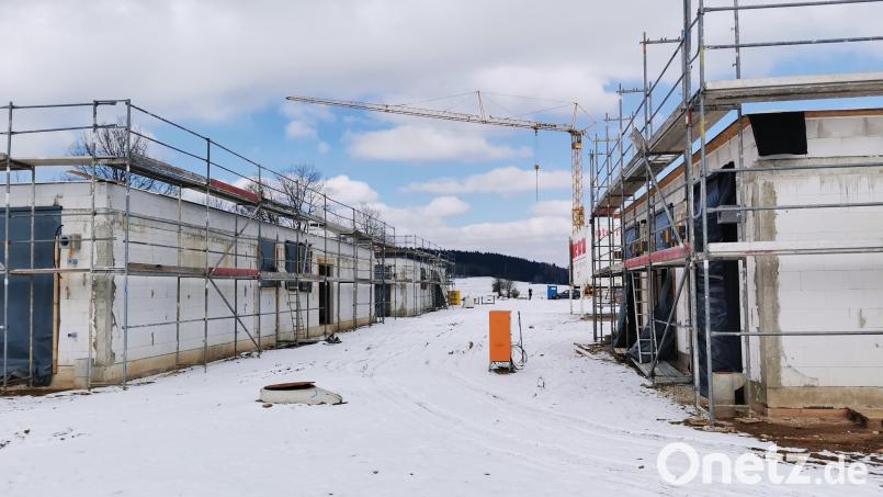 Die Bungalows der Sozialtherapeutischen Einrichtung Lindau (STE) stehen im Rohbau. Über den Winter läuft nun der Innenausbau. Bild: Portner