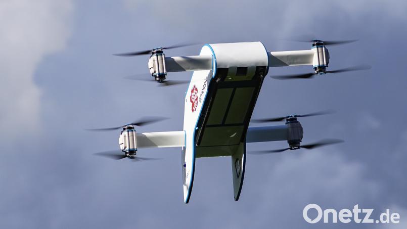 Je ländlicher Patienten wohnen, desto umständlicher ist der Weg zur Apotheke. Deshalb ließ die Entwicklungsagentur "Oberfranken offensiv" zwei Drohnen herstellen, die Medikamente ausliefern sollen. Bild: Oberfranken offensiv/exb
