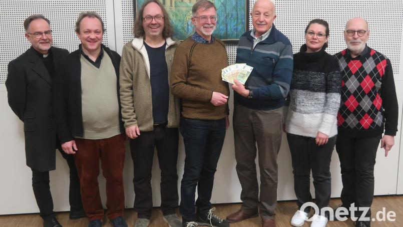 1500 Euro erhält &quot;Die Tafel&quot; vom Förderverein für Kirchenmusik St. Josef Weiden. . Bild: Kunz