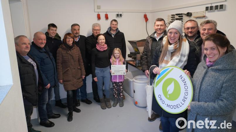 Betriebsinhaber Markus Schaller (hinten, Mitte) bei der Übergabe des Öko-Modellregion-Förderpreises mit Familie und Gästen vor seiner neuen Bioölmühle mit Presse Bild: fvo
