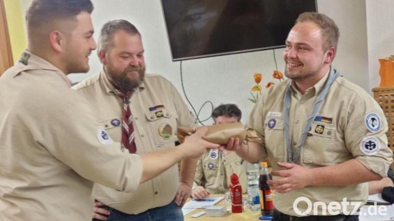 Florian Schleicher ( Mitte ) unterstützt die Pfadfindersache weiter
auf unterschiedlichen Ebenen. Vorsitzender Matthias Dollacker (links) aus Ensdorf 
freut sich über den neuen Vorsitzenden July Hummel (Amberg St. Georg). Bild: lz