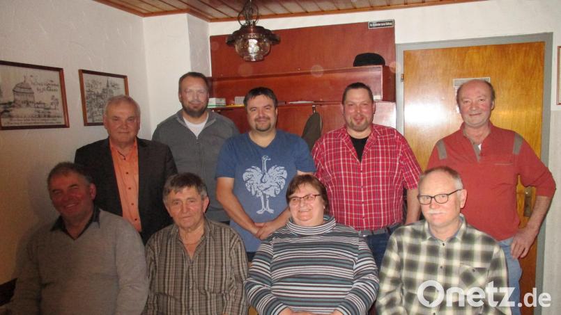Das Bild zeigt Jagdpächter, Jäger, Vorstand, Jagdgenossen und Kulmains Bürgermeister Günter Kopp (hinten links). Bild: Gemeinde Kulmain/exb
