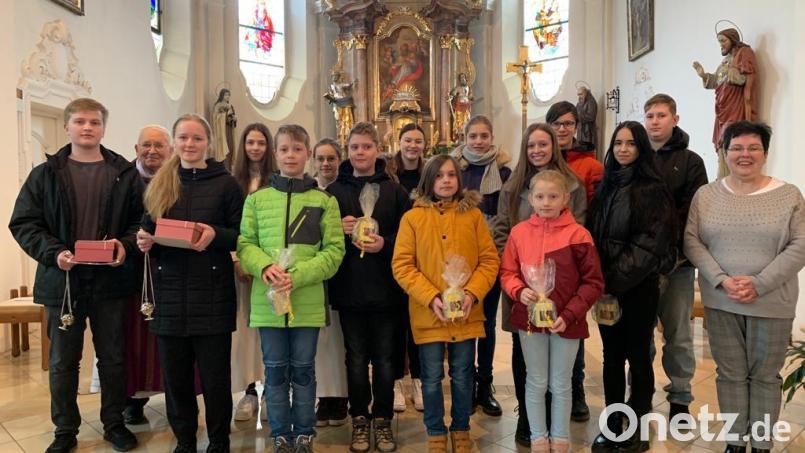 Während die Geschwister Lorenz und Ida Kiesbauer (von links) von Pfarrer Gerhard Schmidt (Zweiter von links) vom langjährigen Dienst als Ministranten verabschiedet wurden, kamen sieben neue Buben und Mädchen für den Dienst am Altar in der St.-Erhard-Kirche hinzu. Bild: dob