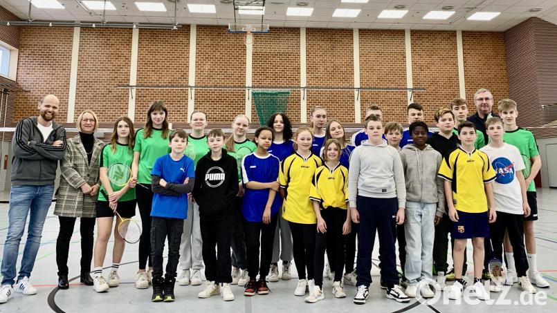 Lehrer Christian Beck, Rektorin Christine Wiesend (von links) und Lehrer Thomas Seitz (hinten rechts) freuten sich über die guten Leistungen beim Badminton-Turnier der Mittelschule Kemnath. Bild: jzk