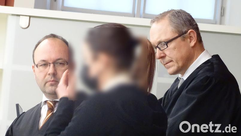 Die Angeklagte mit ihren beiden Verteidigern am Mittwoch vor Gericht. Bild: hwo