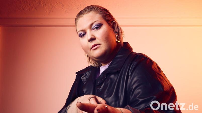 Laura Glauber, alias "Lauraine", tritt mit starker Popmusik am 24. März im Stadttheater auf. Anschließend können die Gäste im Casino-Saal weiterfeiern. Bild: Laila Bierling/exb