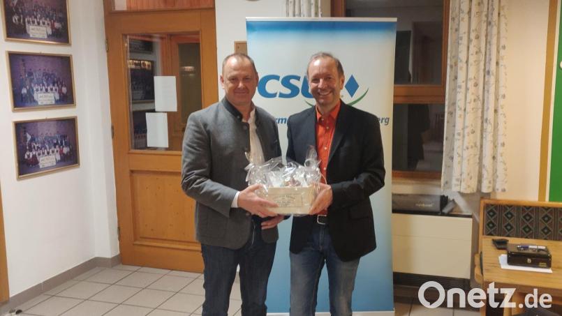Der Ascherfreitag gehört beim CSU- Ortsverband Ebermannsdorf-Pittersberg traditionell der Politik. CSU Vorsitzender und Bürgermeister Erich Meidinger (li) bedankte sich beim CSU-Listenkandidat Thomas Bärthlein aus Amberg mit einem Packerl erlesener Teesorten für den Genuss am Abend. Bild: bö