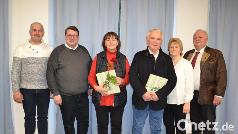 Pfarrsekretärin Maria Beugler und Mesner Hans Klug (Mitte) werden beim Pfarrfamilien-Nachmittag von Pfarrer Udo Klösel (Zweiter von links), Kirchenpfleger Franz Sturm (links) sowie Diakon Herbert Sturm und PGR-Sprecherin Elisabeth Völkl (von rechts) verabschiedet. Bild: gi