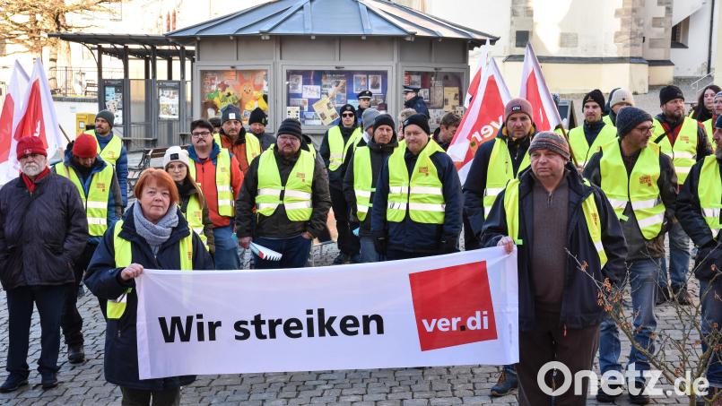 Zur Verdi-Streikkundgebung versammelten sich zahlreiche Beschäftigte der Stadt Sulzbach-Rosenberg vor dem Sulzbacher Rathaus. Bild: Stephan Huber