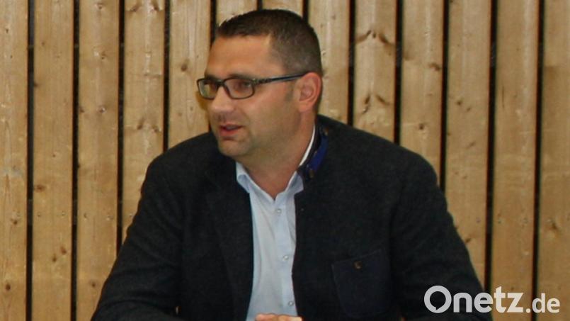 Einen schulden- und überraschungsfreien Haushalt für die Verwaltungsgemeinschaft (VG) Pressath brachte Kämmerer Christian Marzi zur VG-Versammlungssitzung in Schwarzenbach mit. Bild: bjp