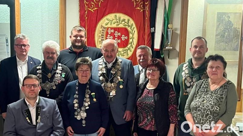Die neuen Würdenträger und Gratulanten: (von links) Bürgermeister Michael Göth, Oberschützenmeister Jürgen Weiß, 1. Ritter Oleg Slykhov, Sportleiter Martin Lange, Liesl Gisela Heinz, König Leo Högner, 1. Schützenmeister Kurt Falk, 2. Zofe Inge Bauer, 2. Ritter Dominik Gebhardt und 1. Zofe Angelika Kreuzer. Bild: Jürgen Weiß/exb