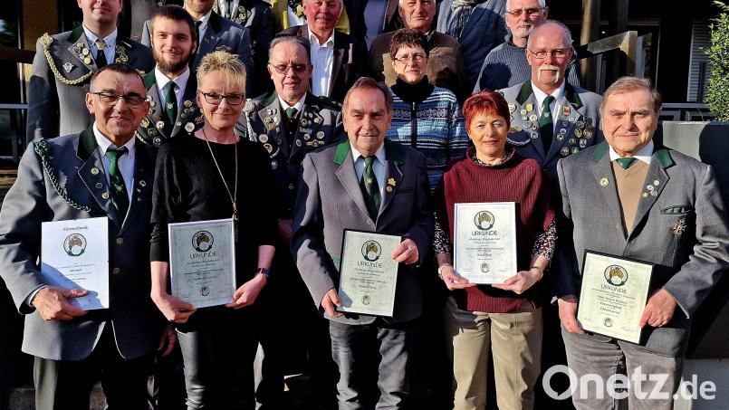Die Geehrten der Schützengesellschaft Freiheit Neunkirchen mit (vordere Reihe, von links) Albert Riedl, Cornelia Frischholz, Georg Weidner, Heidi Riedl und Hans Jürgen Weidner. In der 2. Reihe (Zweiter von links) der neue Schützenmeister Stefan Poß. Er folgt auf Albert Riedl, der nach 45 Jahren das Amt abgibt. Bild: R. Kreuzer
