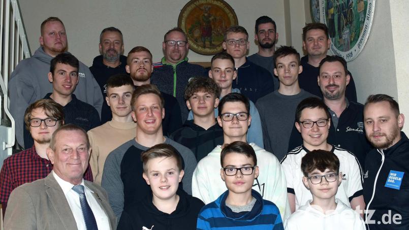 Obmann Willi Hirsch (vorne links) und Lehrwart Andreas Betzl (vorne rechts) freuen sich über 19 neue Schiedsrichter in der Gruppe Weiden. Bild: otr