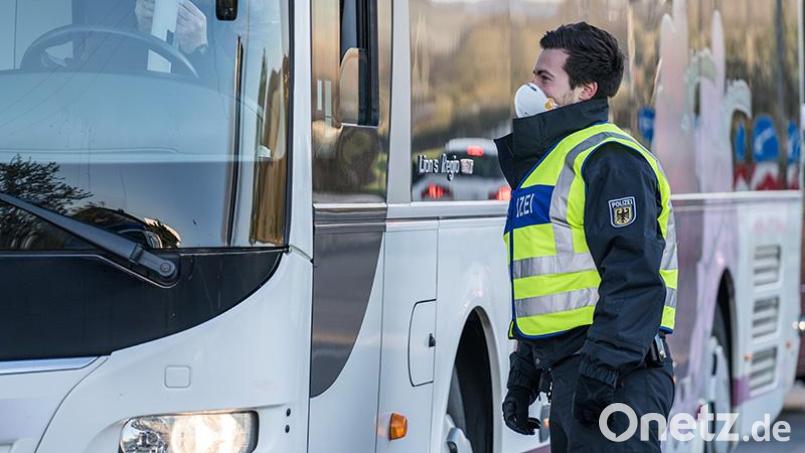 Ein Beamte der Bundespolizei kontrolliert einen Reisebus. Bild: Bundespolizei Waidhaus/exb