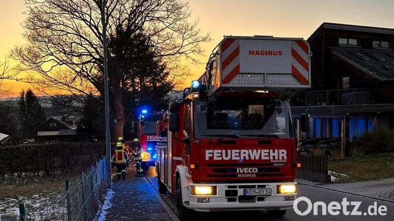 Um den Garagenbrand zu bekämpfen, war auch die Kemnather Feuerwehr mit ihrer Drehleiter ausgerückt. Bild: Feuerwehr Kemnath/exb