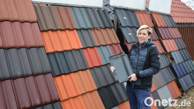 Dachdeckermeisterin Maria Böhm leitet seit Jahresbeginn den gleichnamigen Betrieb in Mitterteich. Bild: jr