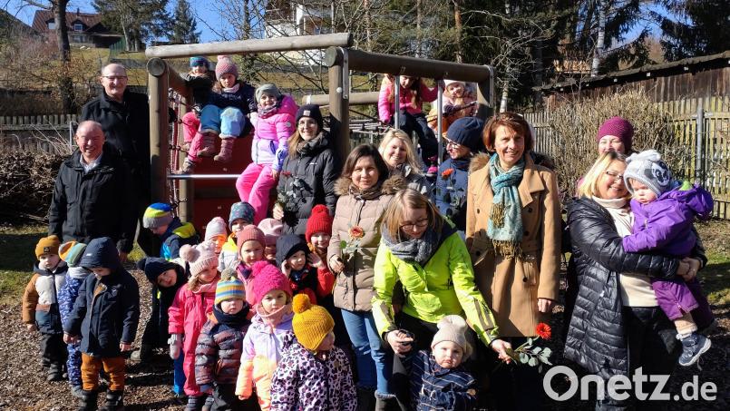 Die Kinder und Mitarbeiterinnen des Kindergartens St. Nikolaus in Theuern mit den Bürgermeistern Roland Strehl, Birgit Singer-Grimm und Hubert Blödt sowie Kita-Leiterin. Claudia Reinisch. Bild: Birgit Singer-Grimm/exb