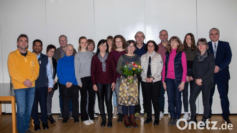Ehrenamtliche Mitarbeiter der Stadtbücherei zeigt das Bild mit Büchereileiterin Irmi Sittl, Bürgermeister Richard Tischler und dem Vorsitzenden des Büchereikuratoriums, Georg Hösl, sowie Stadtpfarrer Pater Georg Parampilthadathil. Bild: Kurt F. Stangl /exb