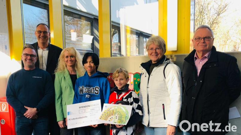Die Hans-Scholl-Realschule spendet an die Kinderkrebshilfe. Bild: Birgit Winter-Pausch/exb