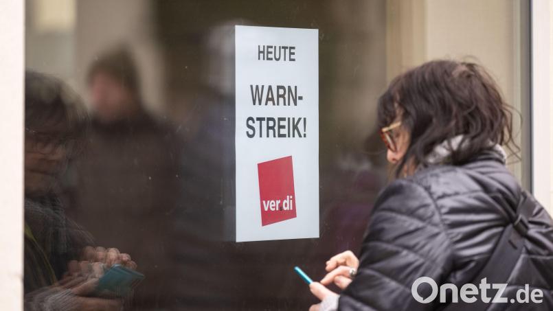 Wer am Freitag darauf hofft, dass der Bus bald kommt, der kann vermutlich noch etwas länger warten. Symbolbild: Marijan Murat