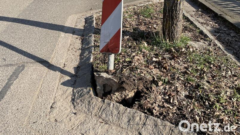 Eine aufmerksame Zeugin beobachtete in Sulzbach-Rosenberg eine Unfallflucht. Zurück blieb in der Kettlerstraße die beschädigte Leitbake. Bild: Polizei Sulzbach-Rosenberg