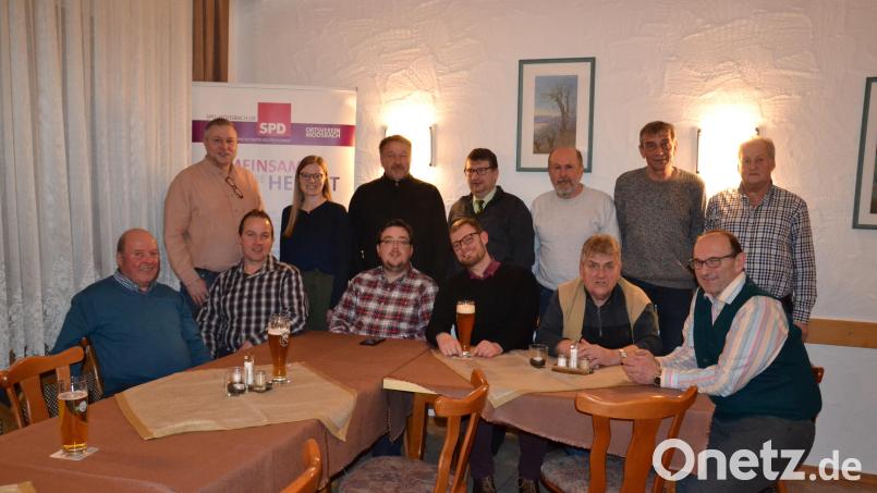 Dritter Bürgermeister Helmut Meindl (Zweiter von links, stehend), SPD-Kreisvorsitzende Nicole Bäumler (Vierte von links) und SPD-Ortsvorsitzender Hans Maier (vorne rechts) danken den Ehrenamtlichen des Marktes Moosbach für ihre Arbeit. Bild: gi