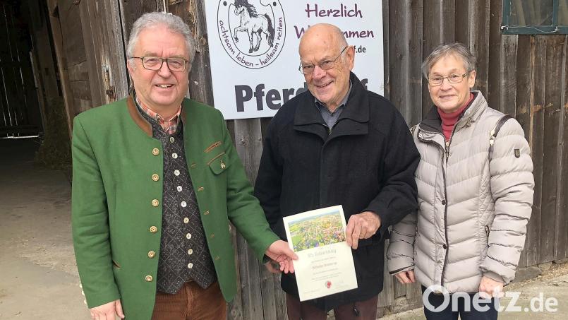Wilhelm Brüntrup (Mitte) feierte seinen 85. Geburtstag. Es gratulierte neben Ehefrau Monika auch Bürgermeister Toni Dutz. Bild: wro