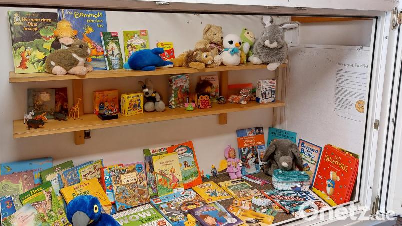 Kuscheltiere sind der Renner. Sie werden natürlich vorher gewaschen, bevor sie in den Verschenkeschrank kommen. Bücher sind vor allem bei den Leseanfängern der Ersten Klasse beliebt. Bild: mfh