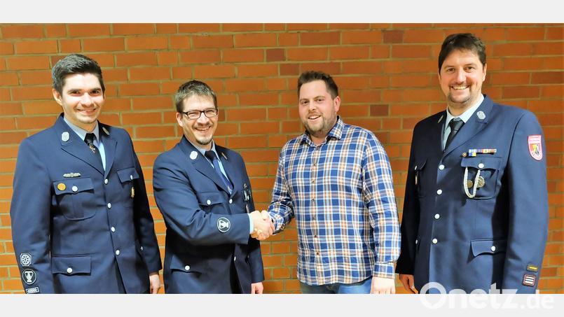 Fabian Weidensteiner (ohne Uniform) erhielt lobende Worte vom Kommandanten Michael Roith (rechts) und einen Händedruck von seinem Nachfolger Allen Rusch und dessen Stellvertreter Maximilian Rösch (links). Bild: wlr