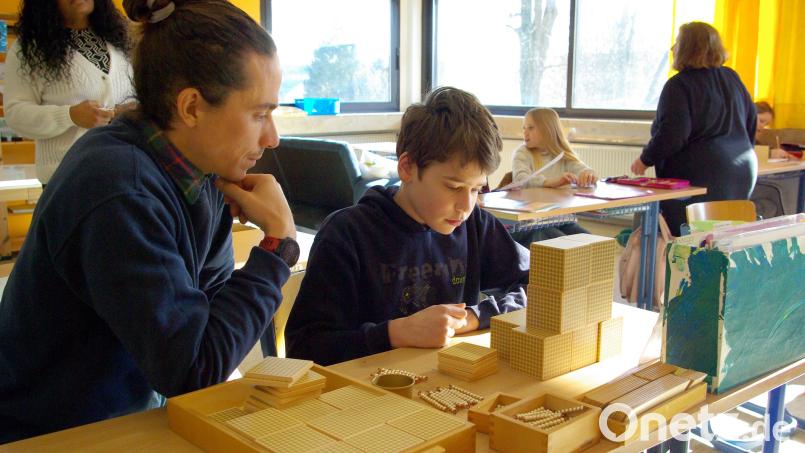 Während der Freiarbeit: Jens Wegmann, Leiter der Montessorischule in Arzberg, unterstützt Levi Nitt beim Rechnen. Das Material ist typisch für Montessori und macht Zahlen und Mengen leicht begreifbar. Foto: Gerd Pöhlmann Bild: Gerd Pöhlmann
