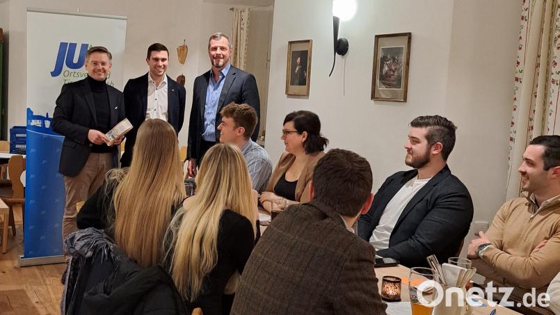 Landtagsabgeordneter Tobias Reiß (stehend links) und CSU-Ortsvorsitzender Huberth Rosner (stehend rechts) gratulierten JU-Ortsvorsitzenden Johannes Klinger zur Wiederwahl. Bild: heb