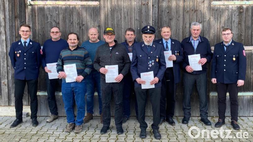 In der Jahreshauptversammlung wurden Mitglieder für 40-jährige Treue zur Feuerwehr Wagnern geehrt. Rechts im Bild der neue Vorsitzende Josef Hutzler. Bild: Schießl/exb