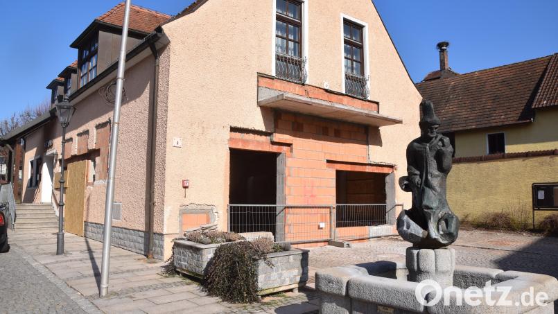 Die neue Kinderkrippe &quot;Grisu&quot; zieht ins alte Feuerwehrhaus ein. Das große Feuerwehrtor wird durch zwei große Fenster ersetzt. Ausgelegt ist die Krippe ab September für zwölf Mädchen und Buben. Bild: fz