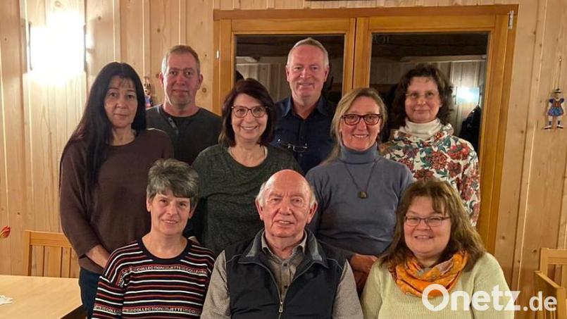 Die Reitsportgemeinschaft Großschönbrunn-Seugast wählt einen neuen Vorstand (stehend, von links): Vorsitzende Christa Bauer, Peter Hager, Rita Weiß, Christian Schwirzer, Sibille Hausmann und Angelika Biehler; sitzend (von links)d: Agathe Platzer, Karl-Heinz Beberweil und Gabi Hager. Bild: Irene Hackl/exb