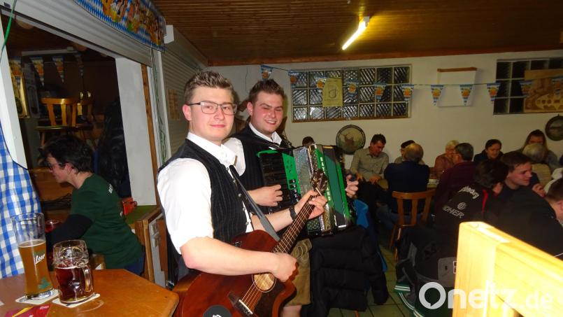 Eine gelungene Probe für die 130-Jahr-Feier der Feuerwehr Ransbach im Juli ist das Bockbierfest. Die Geiwagl-Musi spielt dazu zünftig auf. Bild: bö