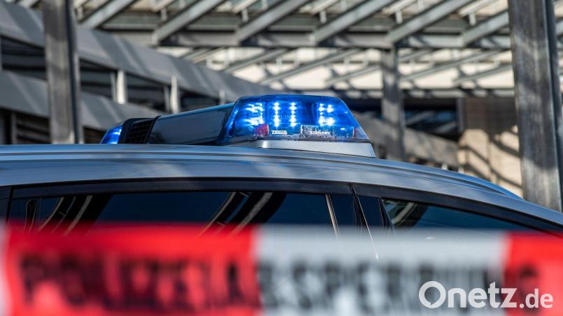 Die Polizei hat in Regensburg zwei Tatverdächtige im Zusammenhang mit einem Überfall auf einen Pizzalieferdienst festgenommen. Symbolbild: David Inderlied/dpa/Illustration