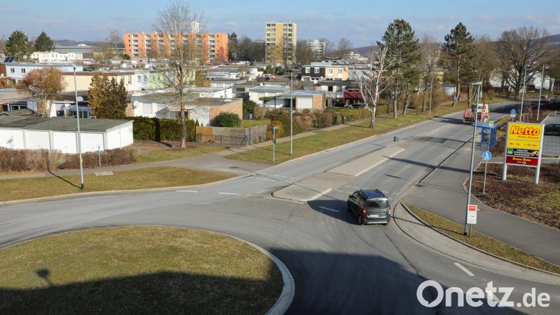 Direkt hinter dem Kreisverkehr soll sowohl stadtein- als auch -auswärts eine neue Bushaltestelle entstehen. Bild: Wolfgang Steinbacher