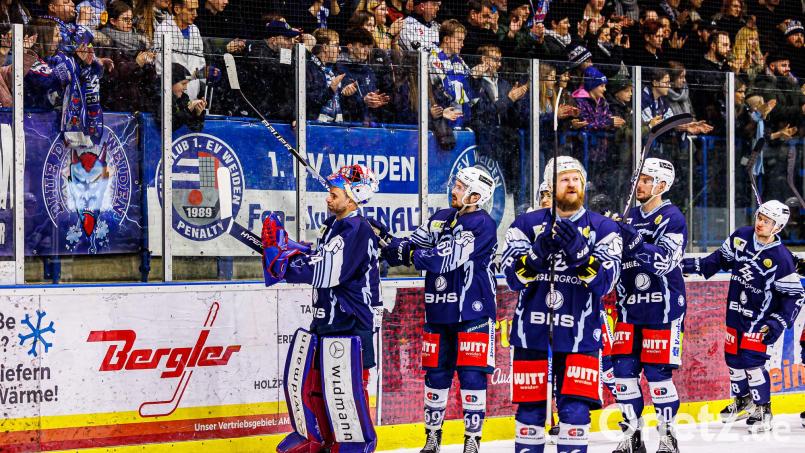 Die Spieler der Blue Devils Weiden bedankten sich nach dem Passau-Spiel bei den Fans für die bisherige Unterstützung. Bild: Werner Moller