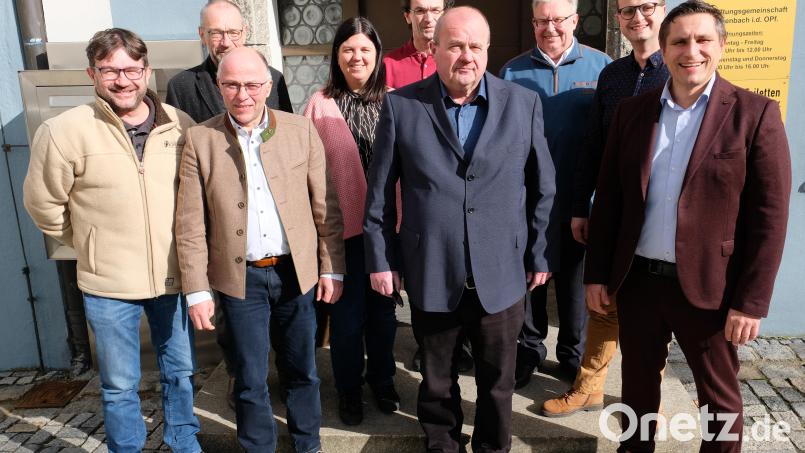 Die Bürgermeister Marcus Gradl, Wolfgang Haberberger und Albert Nickl, die stellvertretenden Bürgermeister der Stadt und die Führungsebene des Rathausteams verabschieden mit Kämmerer Karl Stopfer (Vierter von rechts) das &quot;letzte Original des Rathauses&quot;. Bild: do