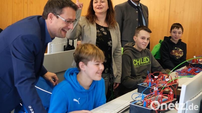 HWK-Geschäftsführer Alexander Stahl, Vizepräsidentin Kathrin Zellner und Kreishandwerksmeister Florian Danzl (stehend von links) schauten den Schülern der KMK-Realschule Schwandorf über die Schultern. Den Schnupopertag an der Handwerkskammer nutzte auch Michael Fruth (vorne links). Bild: Hirsch