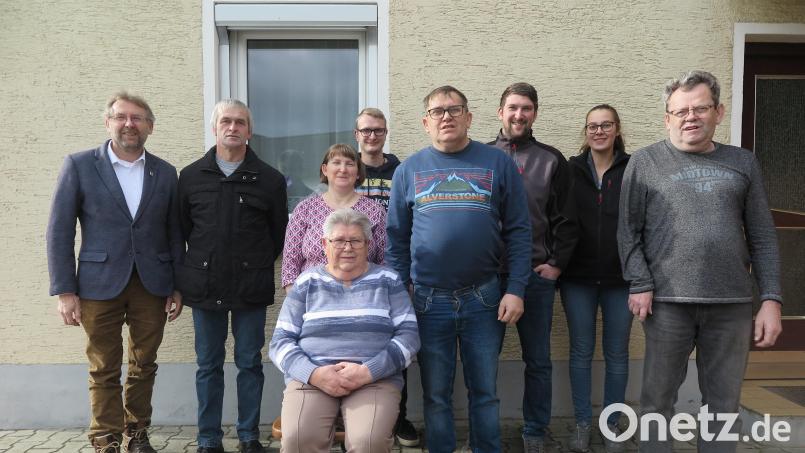 Zweiter Bürgermeister Hermann Schraml, Schwiegersohn Josef Wöhrl , Tochter Petra Wöhrl, Enkel Andreas, Sohn Michael, Enkel Michael mit Freundin Christina und Sohn Hans (von links) gratulierten Margarete Prieschenk-Busch zu ihrem 80. Geburtstag. Bild: jzk