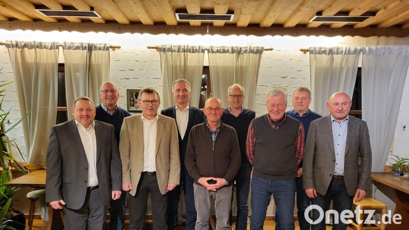Einen neuen Vorstand wählt der CSU-Ortsverband Süß. An der Spitze stehen weiterhin Vorsitzender Uwe Friedrich (links) und sein Stellvertreter Manfred Wendl (Dritter von links). CSU-Kreisvorsitzender Harald Schwartz (Vierter von links), Bürgermeister Bernhard Lindner (Sechster von links) sowie Vize-Bürgermeister Georg Götz (rechts) gratulieren. Bild: ufh