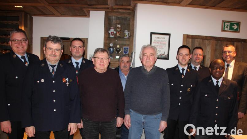 Langjährige Mitglieder ehrte die Feuerwehr Griesbach. Im Bild: (von links) Vorsitzender Germann Hartmann, Josef Schweimer, Marco Eckert, Hubert Scharnagl, Herbert Haberkorn, Herbert Haberkorn, David Riedl, Manfred Scharnagl, Pfarrer und Ehrenmitglied Dr. Charles Ifemeje und Bürgermeister Franz Schöner. Bild: kro