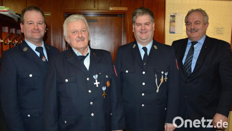 Jahrzehntelange Mitglieder würdigte die Feuerwehr Leonberg bei der Jahresversammlung. Anwesend war von den Geehrten aber nur Johann Lippert (Zweiter von links). Dank sagten Vorsitzender Bernhard Lindner (links), Bürgermeister Johann Burger (rechts) und Kommandant Thomas Lindner. Bild: jr