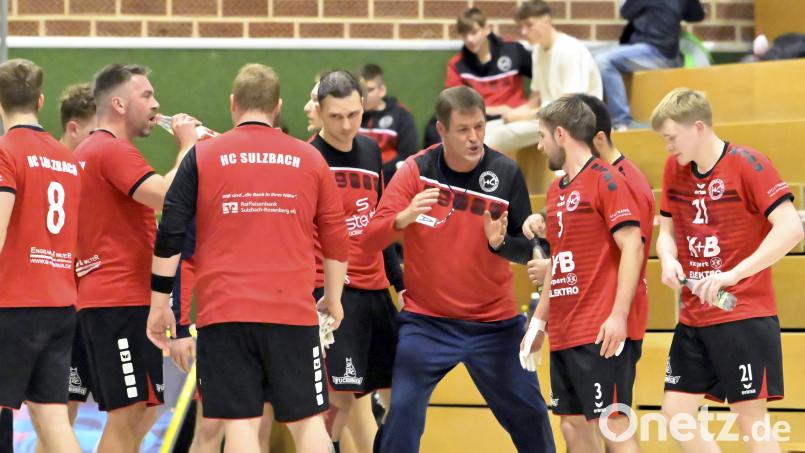 Engagiert wie immer: Trainer Christian Rohrbach (Mitte) vom HC Sulzbach-Rosenberg stellt seine Mannschaft auf das Spiel ein. Archivbild: Hubert Ziegler