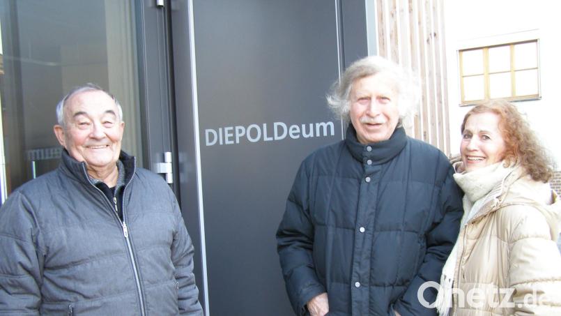 Wolfgang Gaag (Mitte) zusammen mit seiner Frau Trudi und Schwager Manfred Brunner (links) vorm Eingang zum &quot;Diepoldeum&quot;: Dort findet das Sonderkonzert von &quot;German Brass&quot; statt. Die Karten sind restlos ausverkauft. Bild: pz