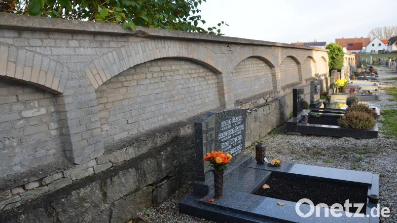 Die Friedhofsmauer in Altenstadt bei Vohenstrauß muss renoviert oder komplett neu errichtet werden. Das Problem ist weiterhin nicht gelöst. Bild: dob